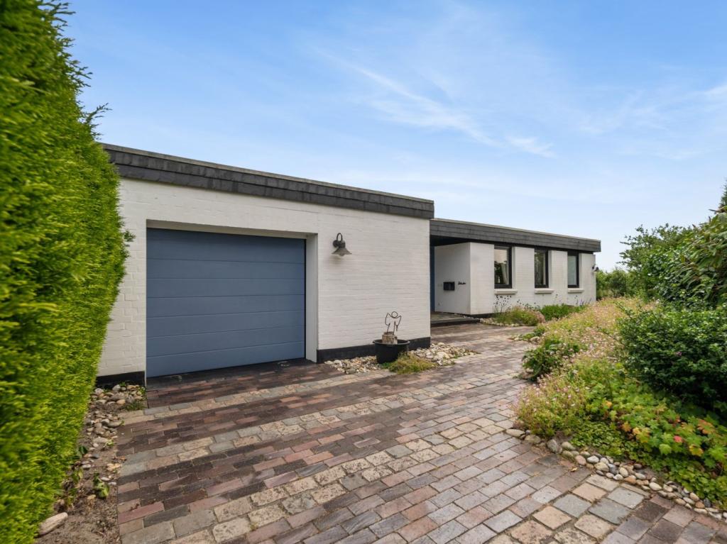 Garage und Auffahrt
