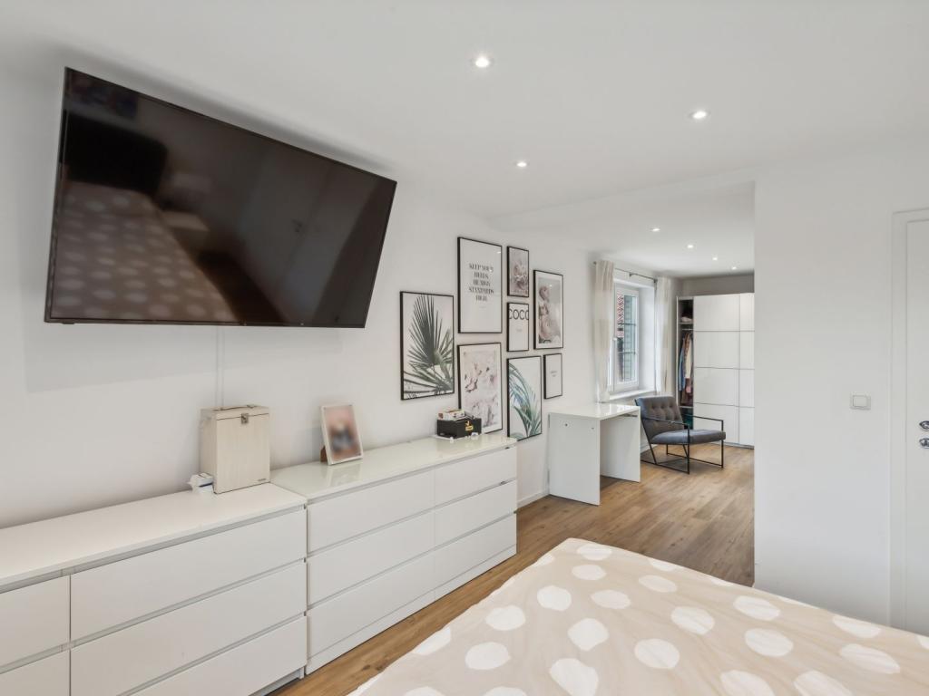 Großzügiges Schlafzimmer