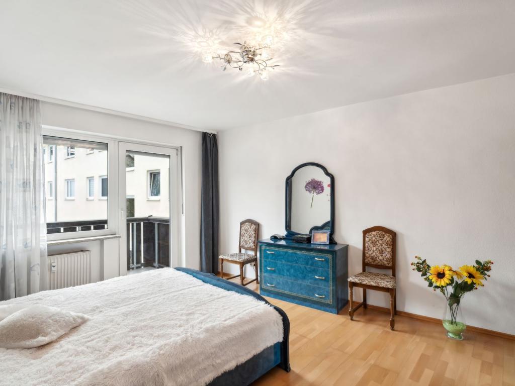 Schlafzimmer mit Balkon z. Hof