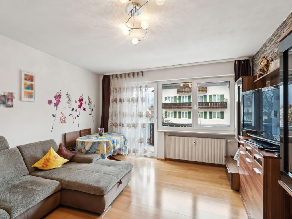 Wohnzimmer mit sonnigem Balkon