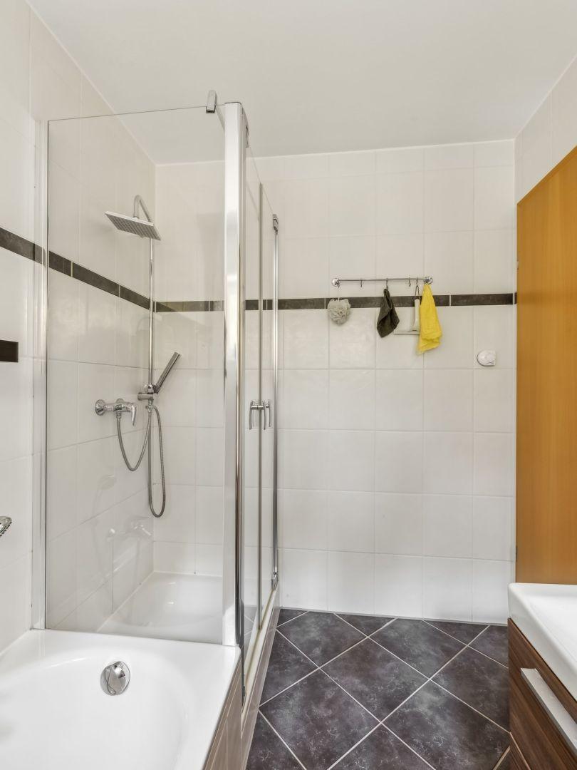 Wannenbad mit Dusche_2