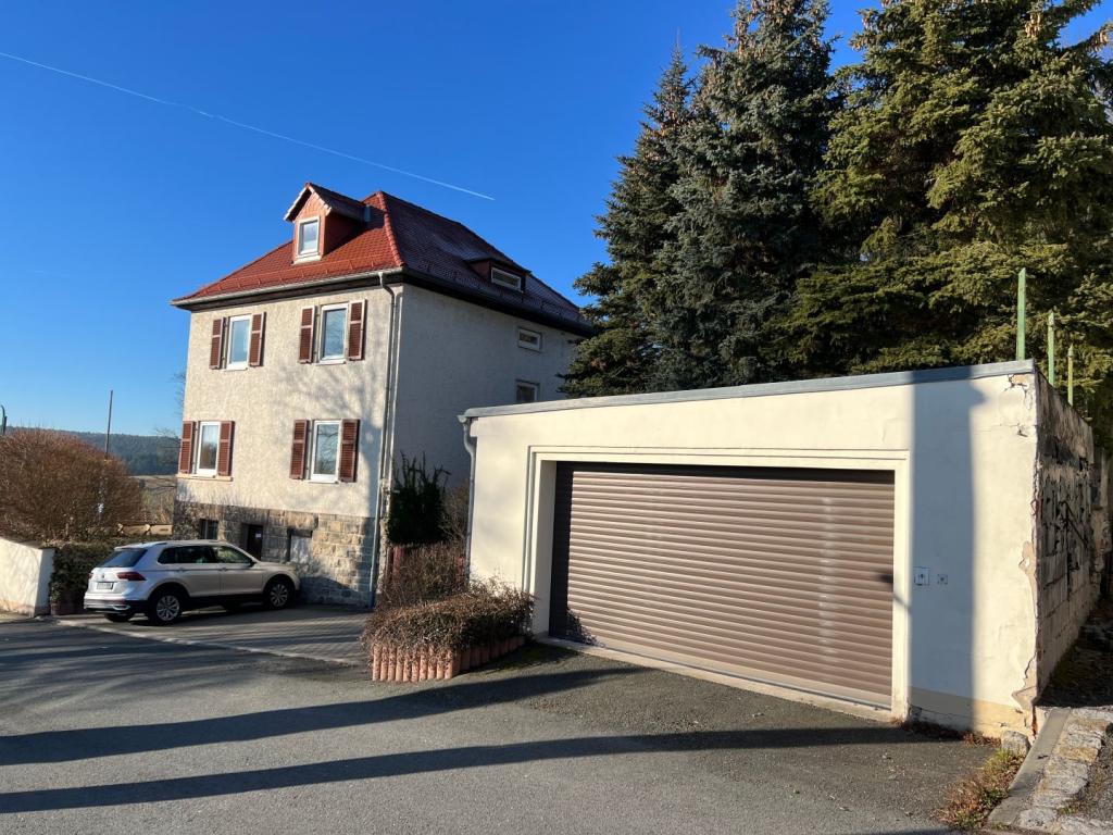 Garage und Stellplätze