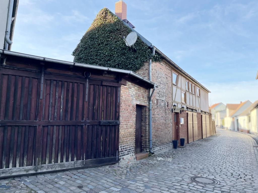 Mehrfamilienhaus mit Remise