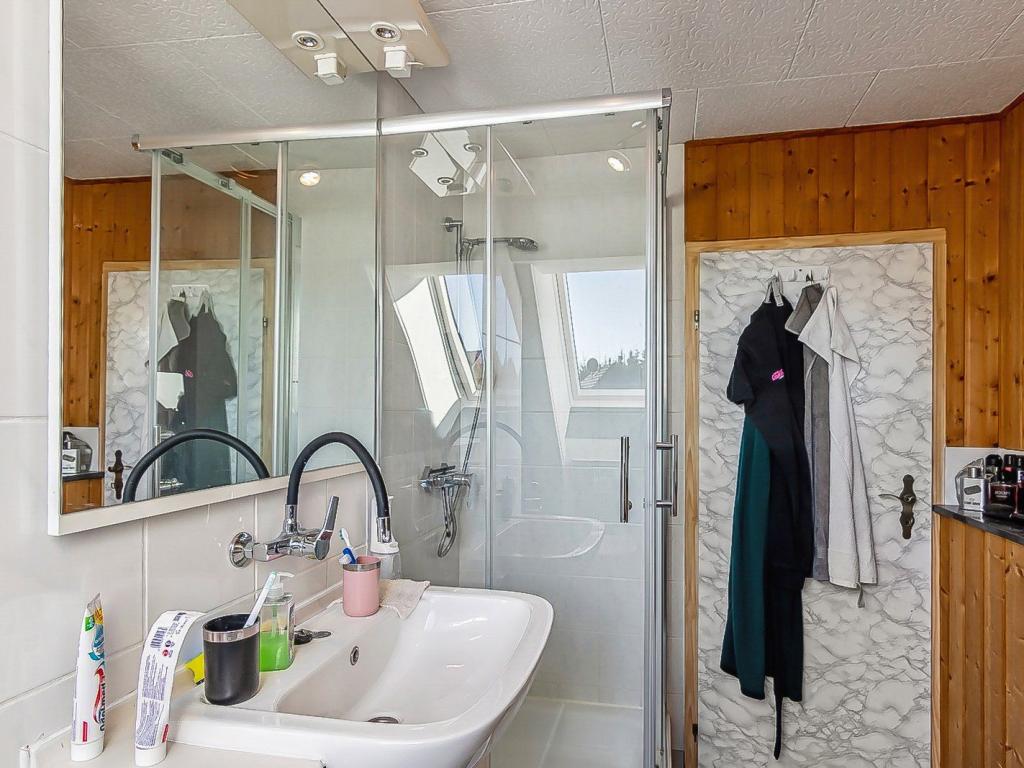 Badezimmer Blick zur Dusche