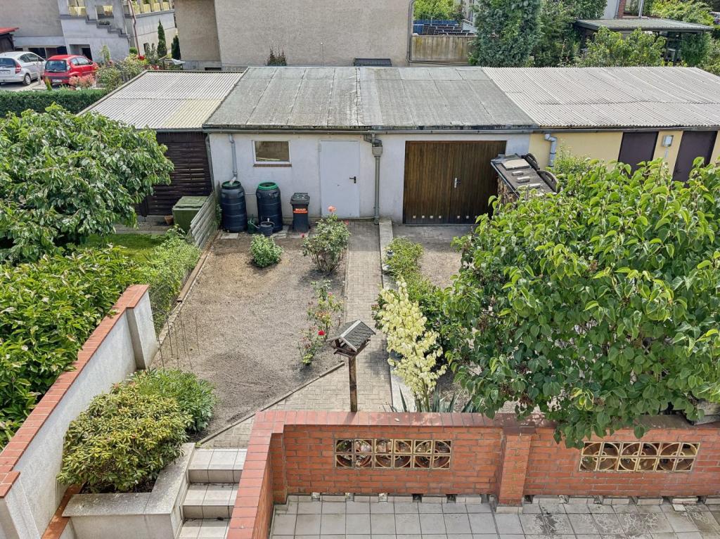 Blick auf Terrasse und Garten