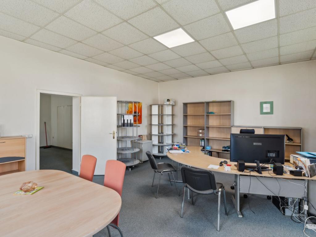 Büro III mit Konferenztisch
