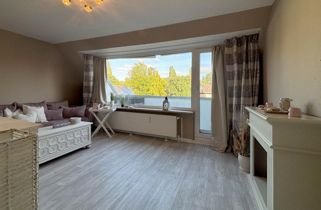 Wohnzimmer mit Balkon