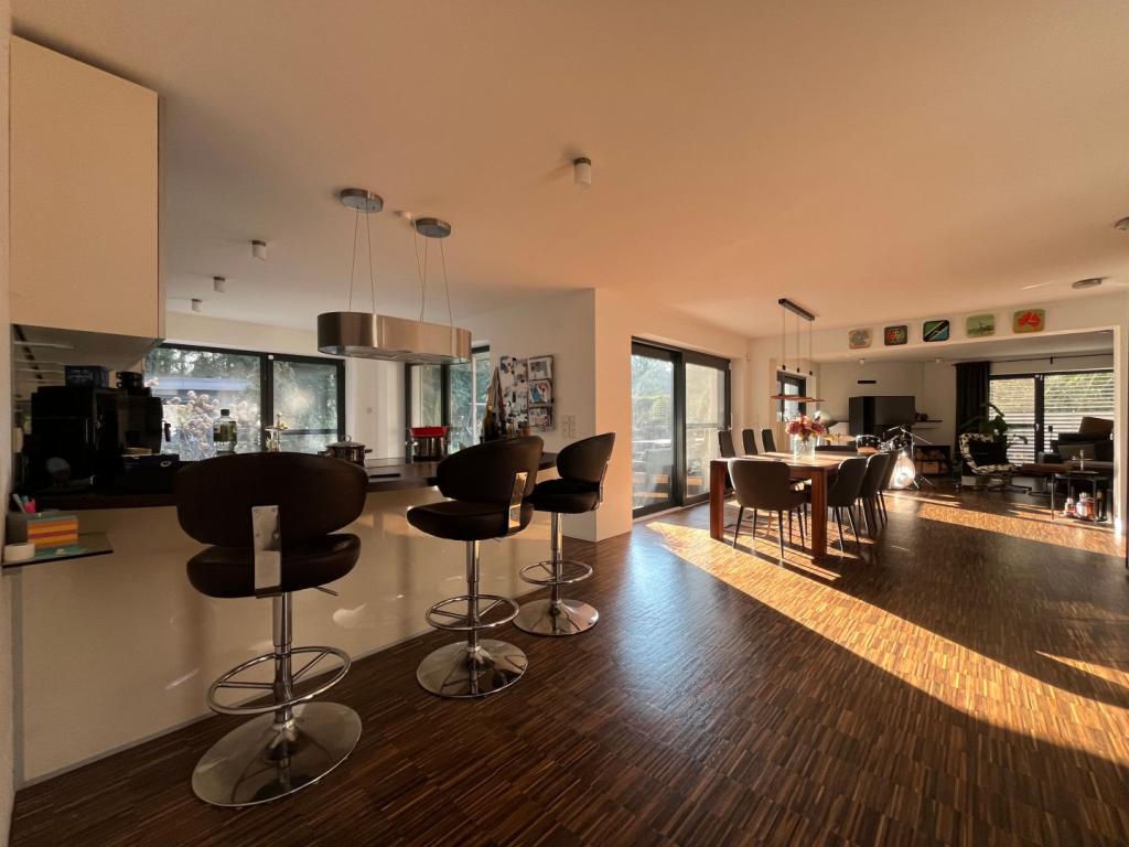 Küche und Wohnzimmer 