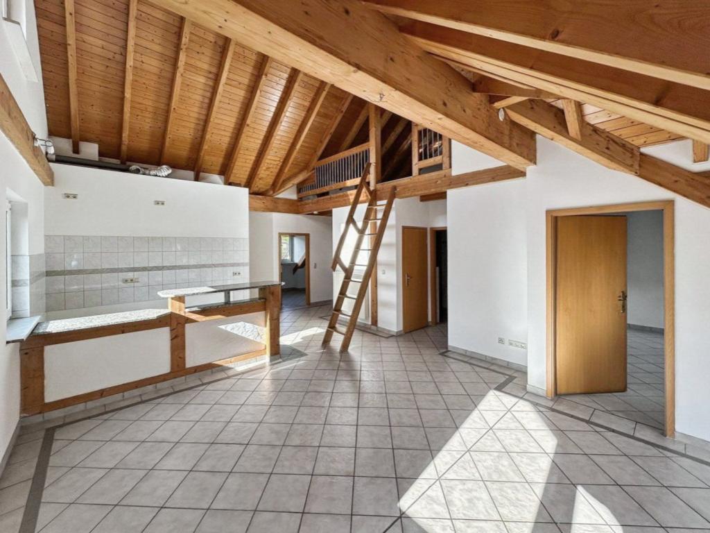 Küche u. Leiter zur Galerie