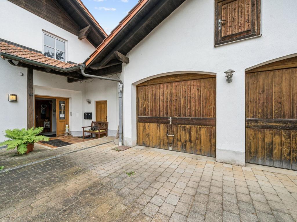 Einfahrt und Garagen