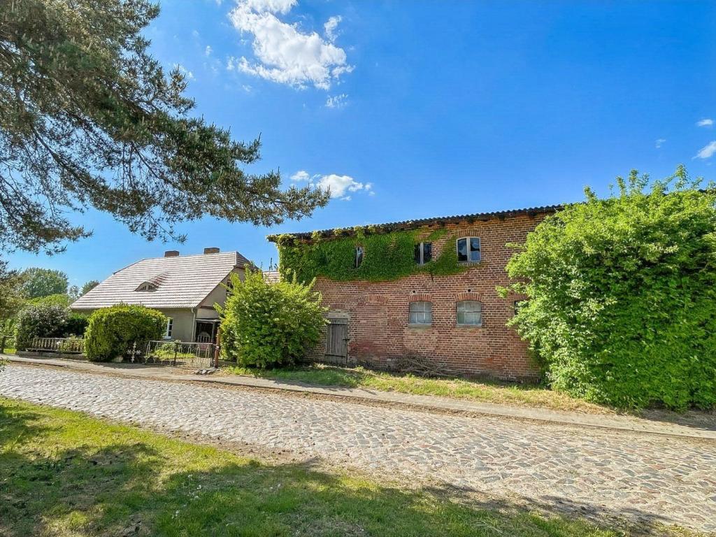 Haus und Scheune Frontansicht