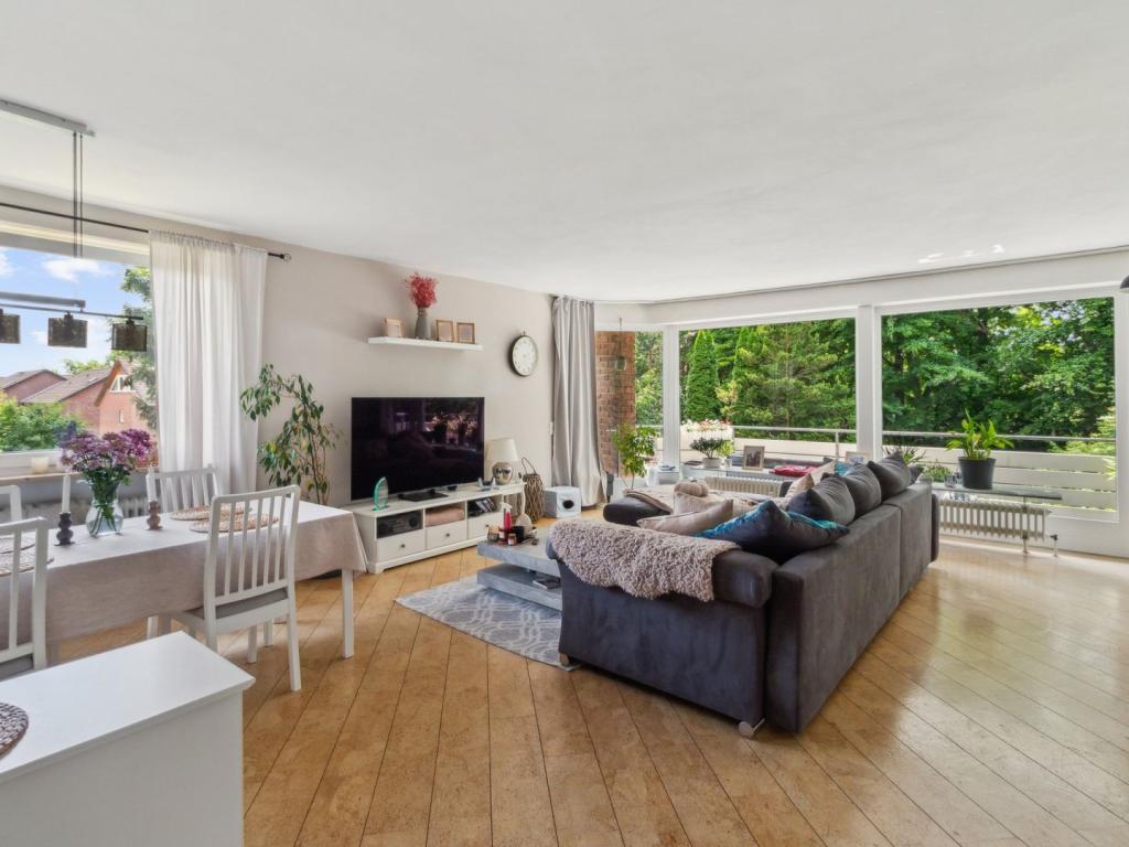großzügiges Wohnzimmer