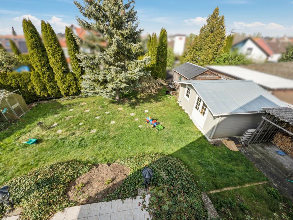Blick vom Balkon in den Garten