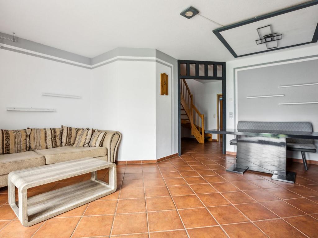 Wohnbereich mit Treppe ins OG