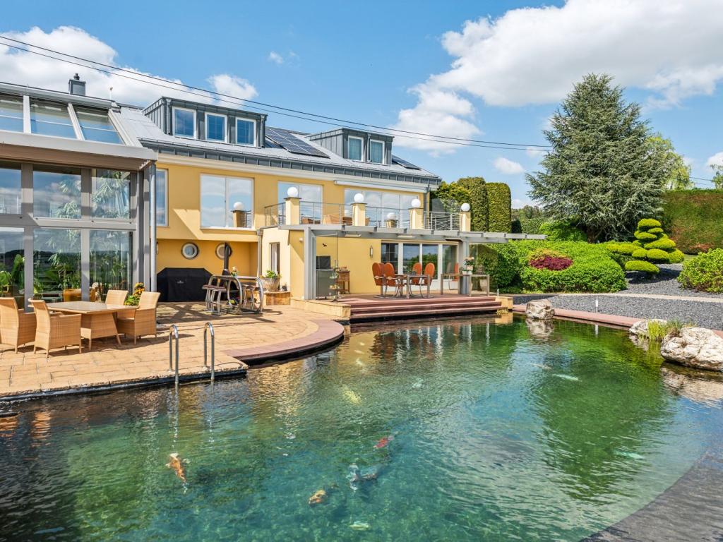 Terrasse mit Schwimmteich