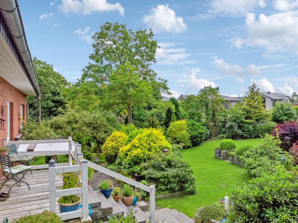 Blick Terrasse in den Garten