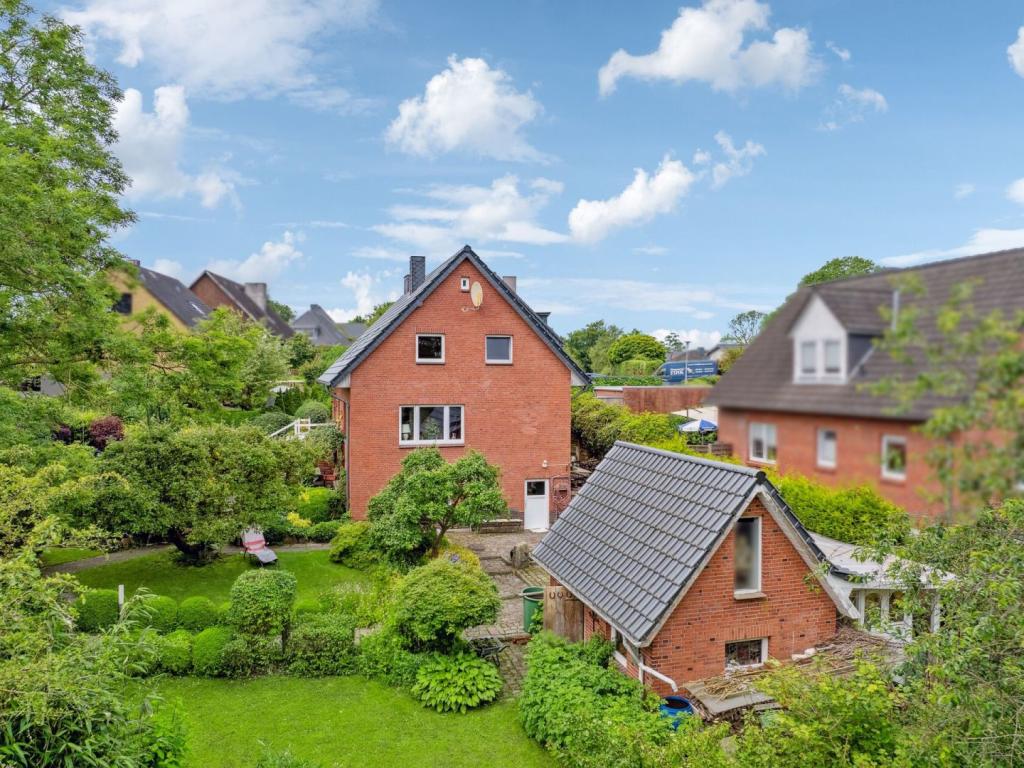 Rückansicht mit Gerätehaus