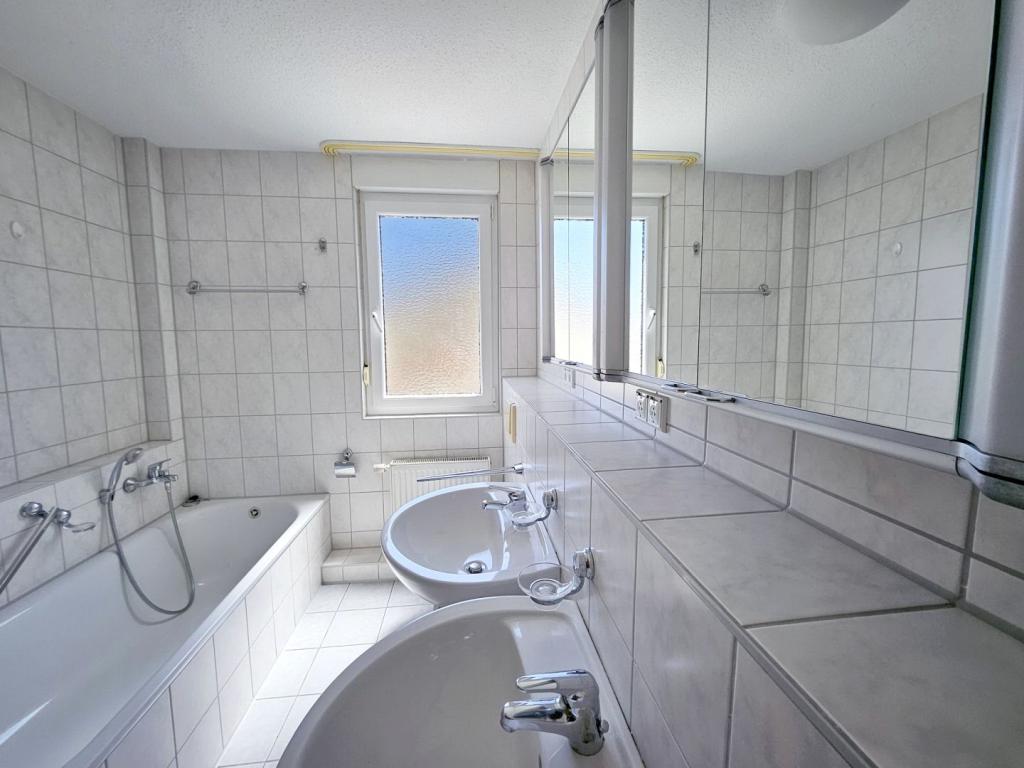 OG - Bad mit Wanne und Dusche