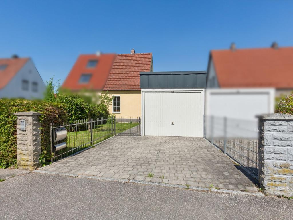 Garage und Stellplatz