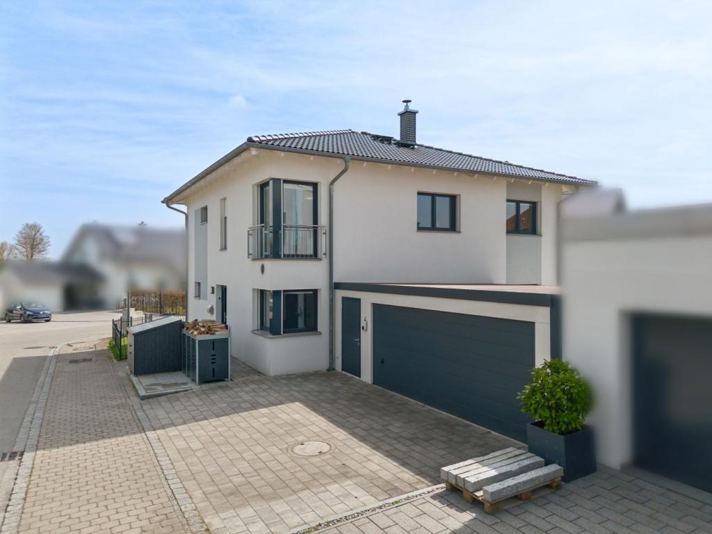 Ansicht mit Garage