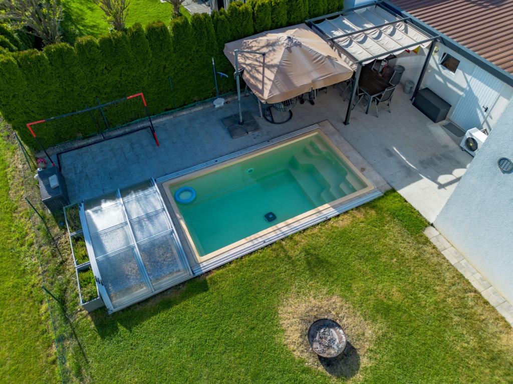 Pool und Terrassenfläche
