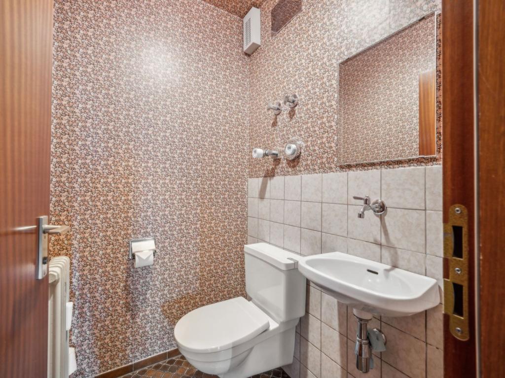 separates WC
