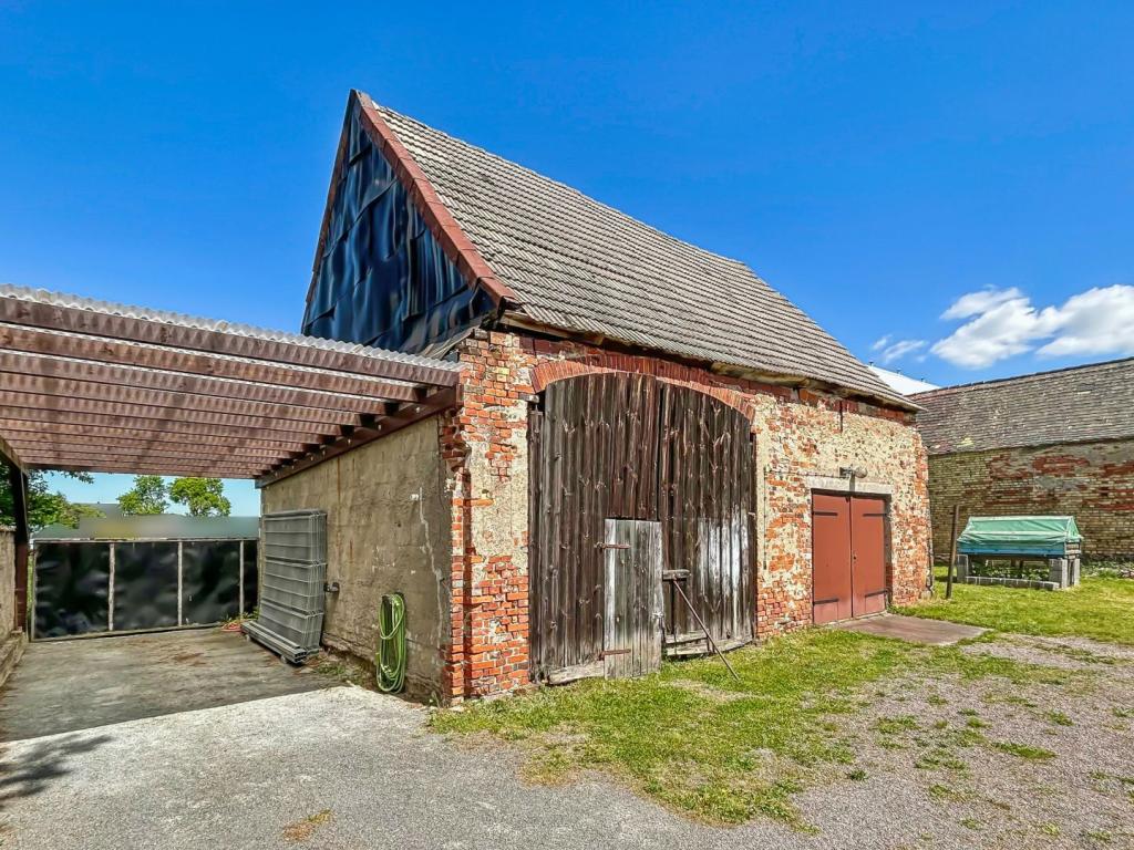 Scheune mit Carport