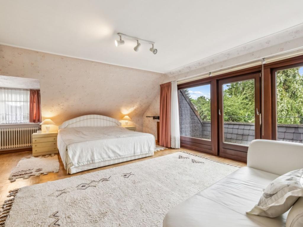 Schlafzimmer mit Loggia 