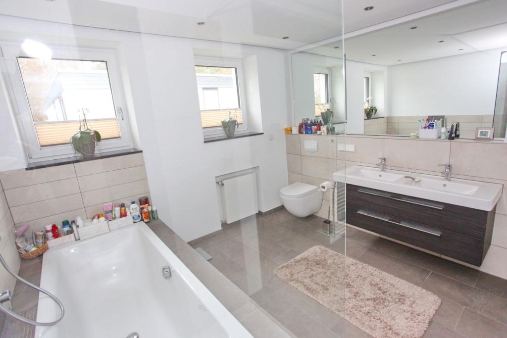 Badezimmer Fensterseite