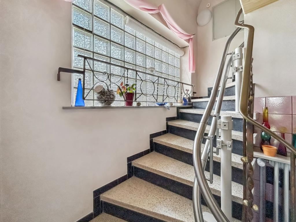 Treppe mit Lift vom EG ins DG