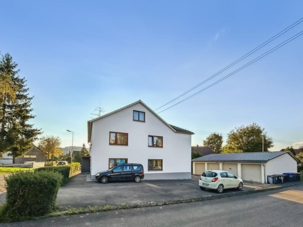 Ansicht Hof mit Garage