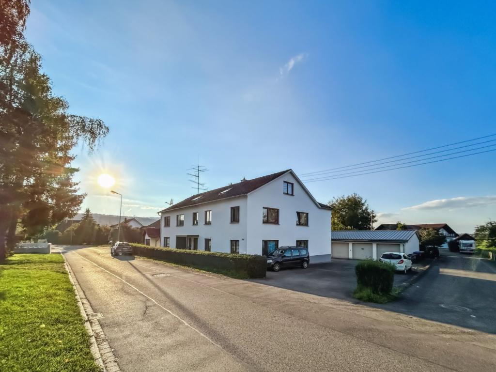 Ansicht mit Garagen