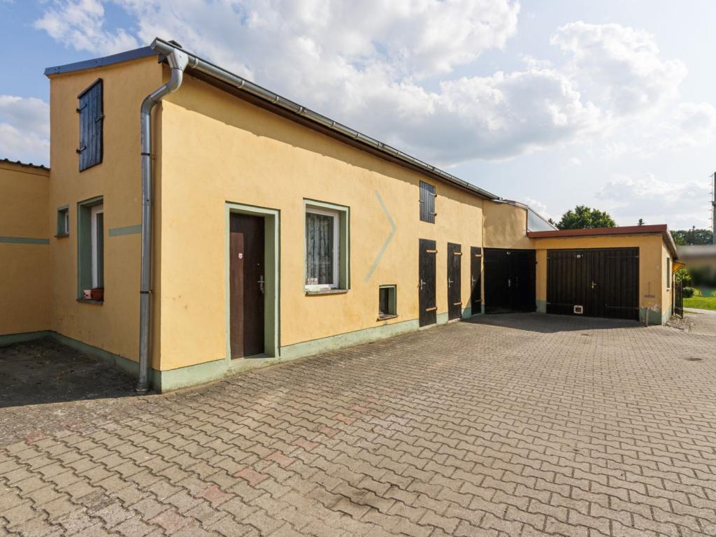 Nebengelass mit Stellplätzen