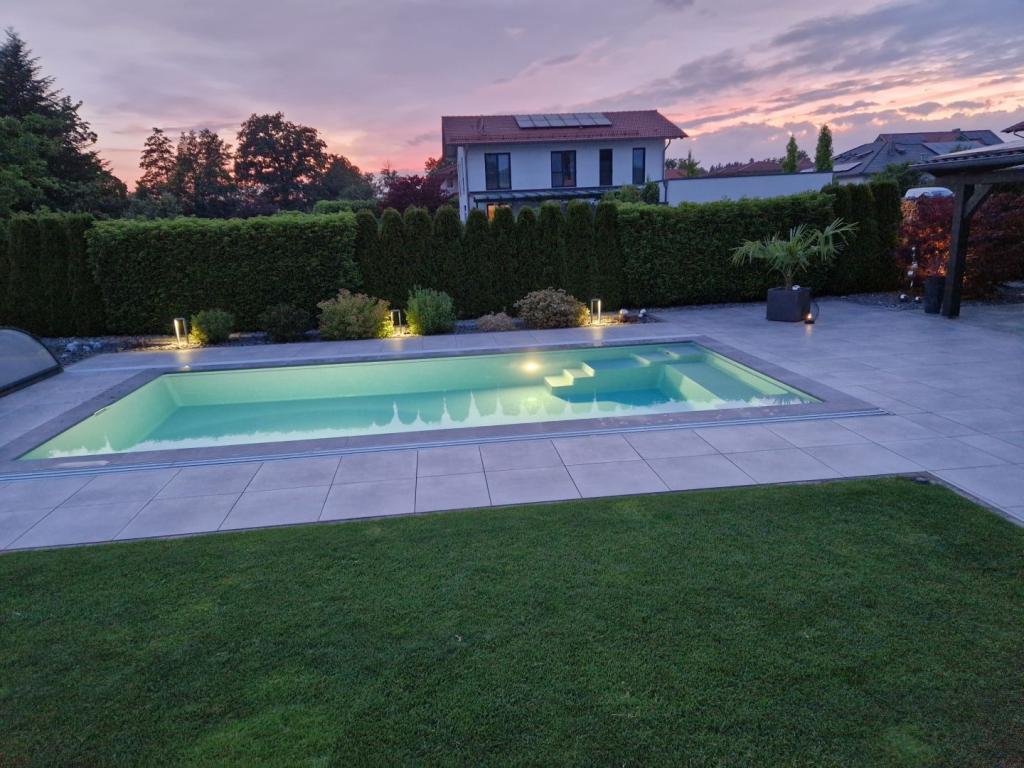 Pool bei Nacht