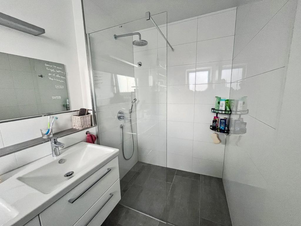 Bad mit begehbarer Dusche 