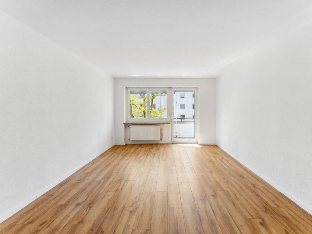 Wohnzimmer mit Balkonzugang