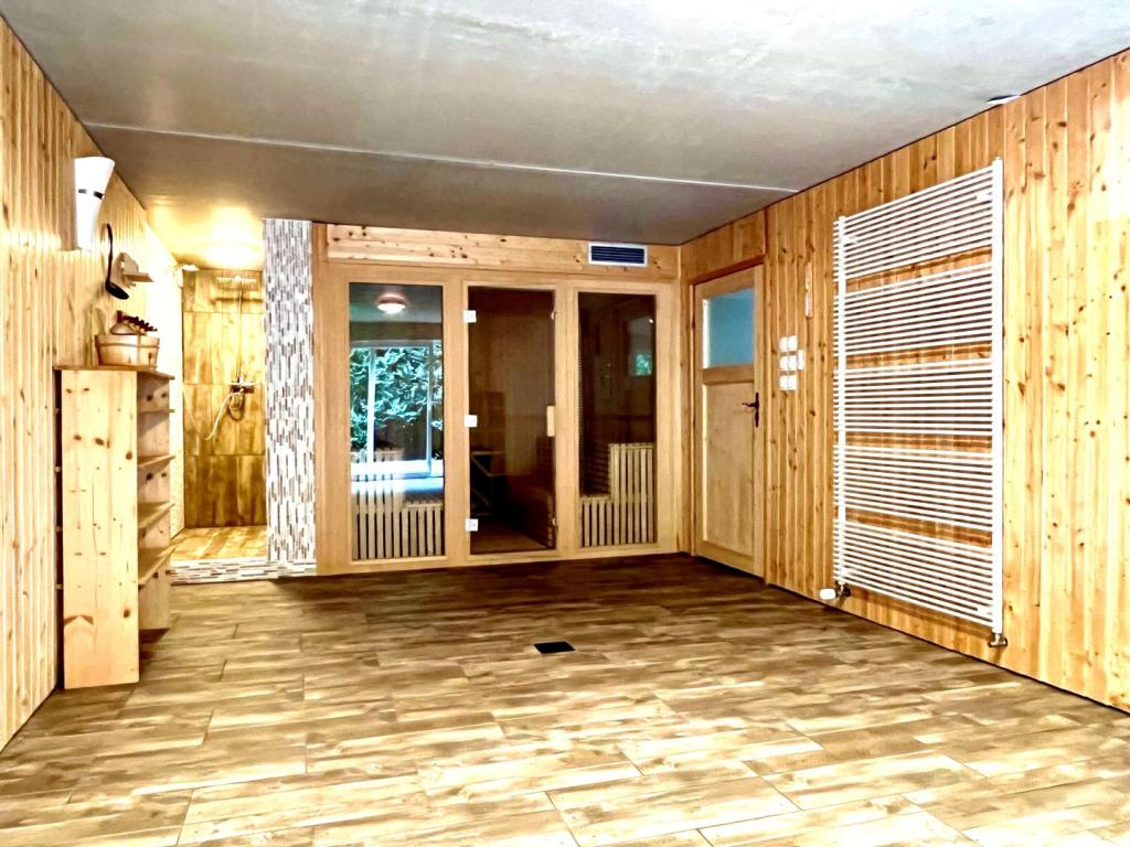 Große Sauna mit Dusche