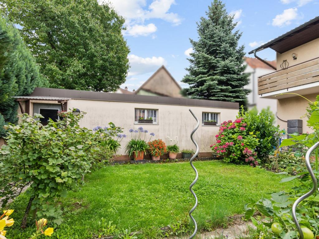 Garten mit Garage