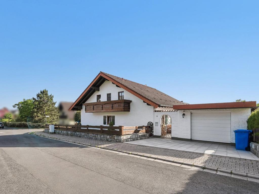 Haus mit Blick auf Garage
