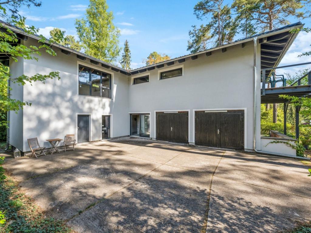 Hauseingang und Garagen