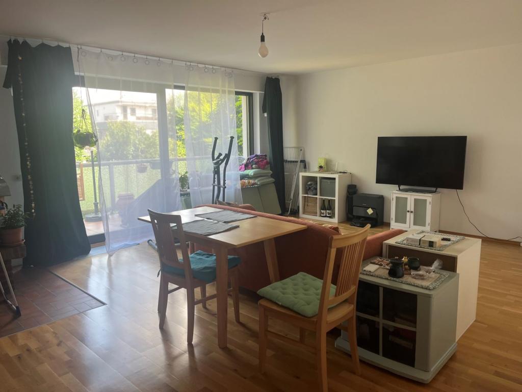 Wohnzimmer mit Balkon WE3