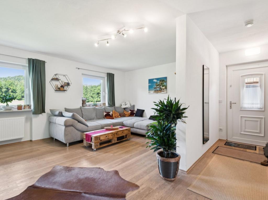 Eingang und Wohnzimmer OG