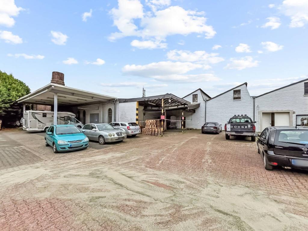 Rückansicht mit Stellflächen