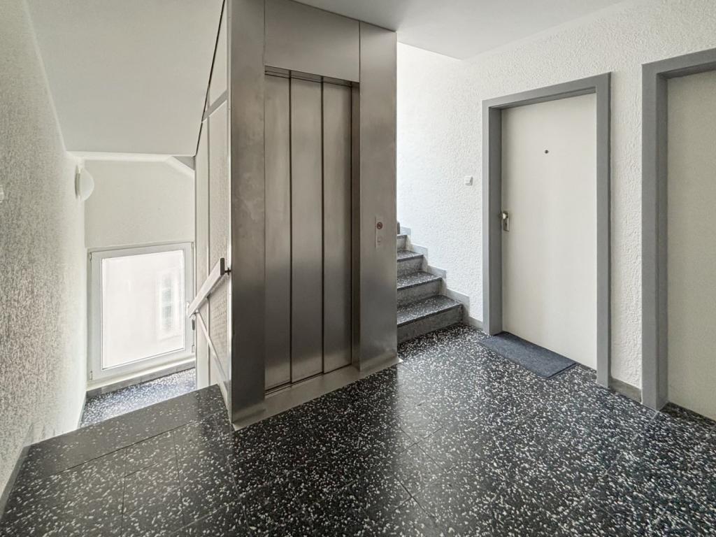 Aufzug und Treppenhaus