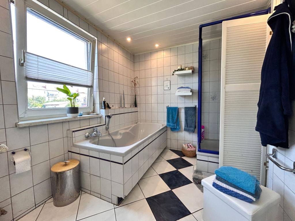 Bad mit Dusche und Badewanne