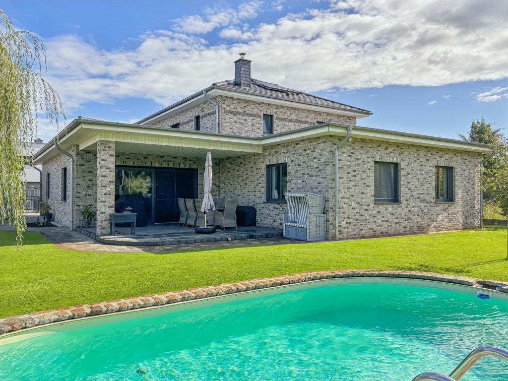 Blick auf Haus und Pool