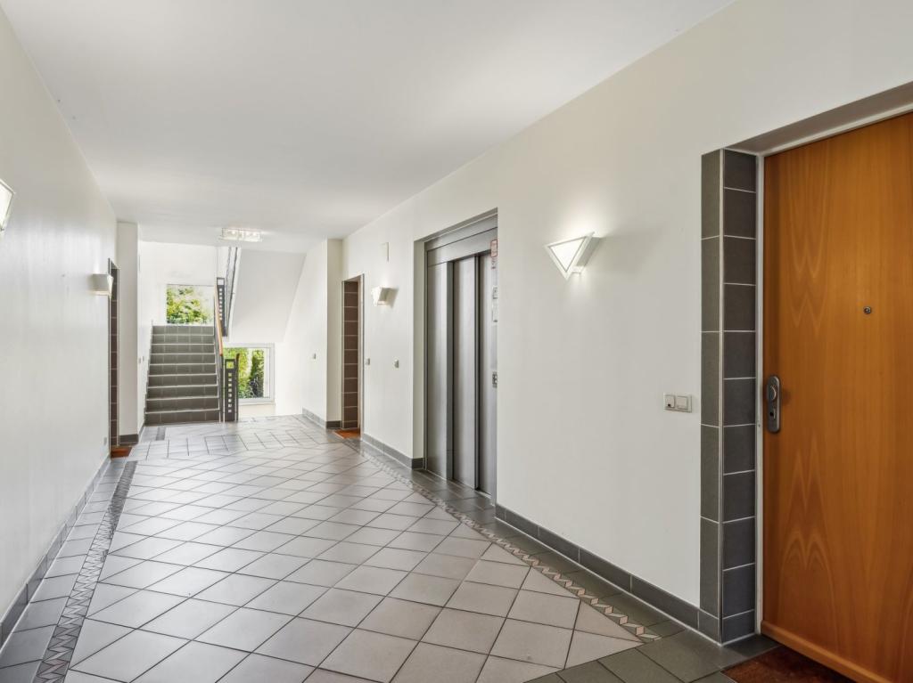 Treppenhaus mit Aufzug