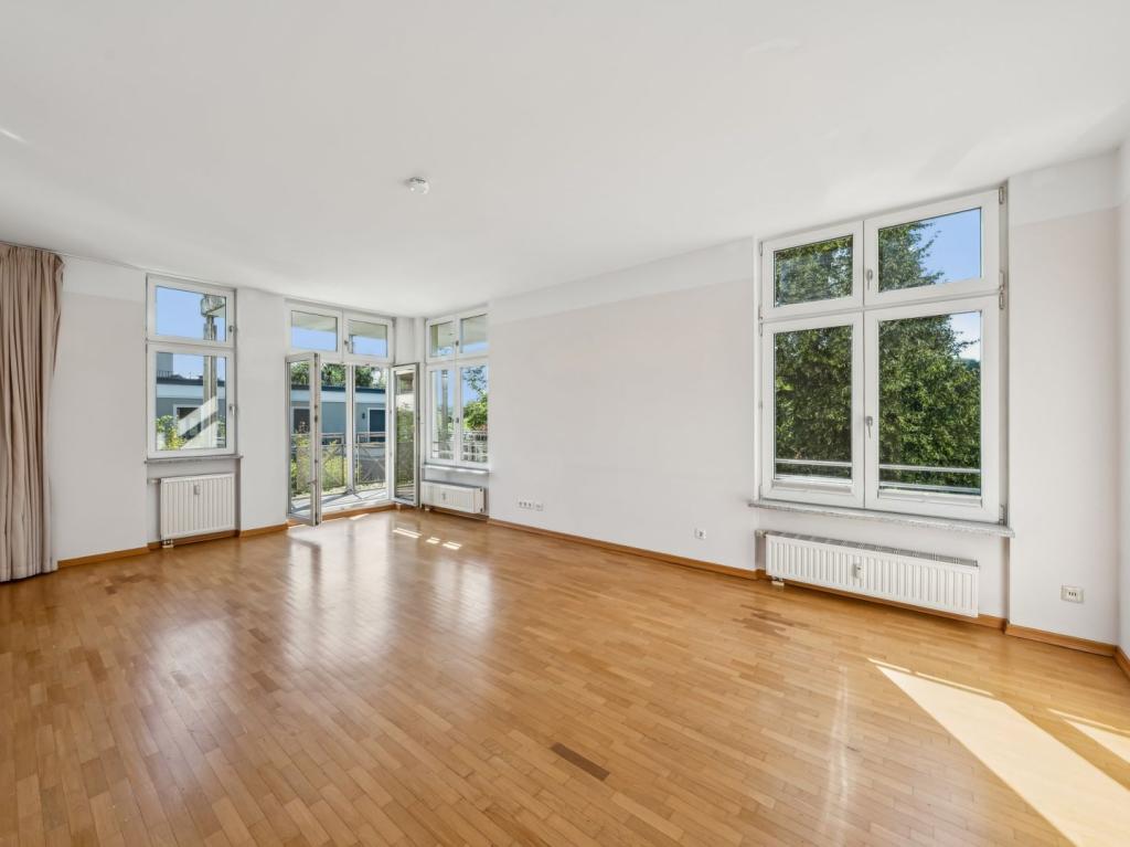 Wohnzimmer mit Balkon