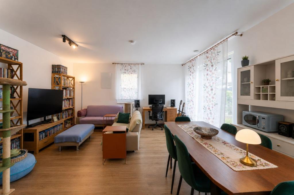 Gepflegt, neuwertig und großzügig! 2-Zimmer-Erdgeschosswohnung in sehr ruhiger Lage von Aubing - Photo 1