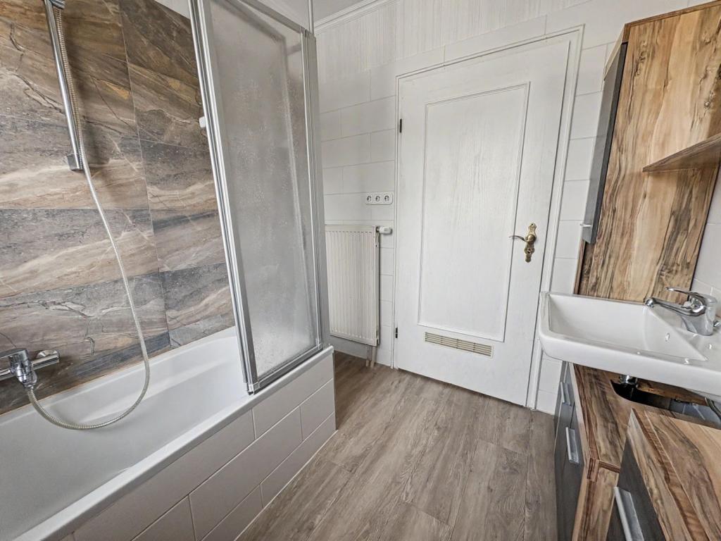Großzügige 3-Zimmer-Wohnung mit Loggia und zwei Stellplätzen in Ronneburg-Neuwiedermuß - Photo 5